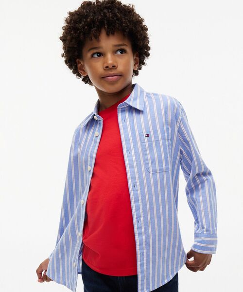 TOMMY HILFIGER（トミーヒルフィガー）の「BOYS ストライプオックスフォードシャツ（シャツ/ブラウス・キッズ・ネイビー・130cm/150cm）」の2枚目の写真