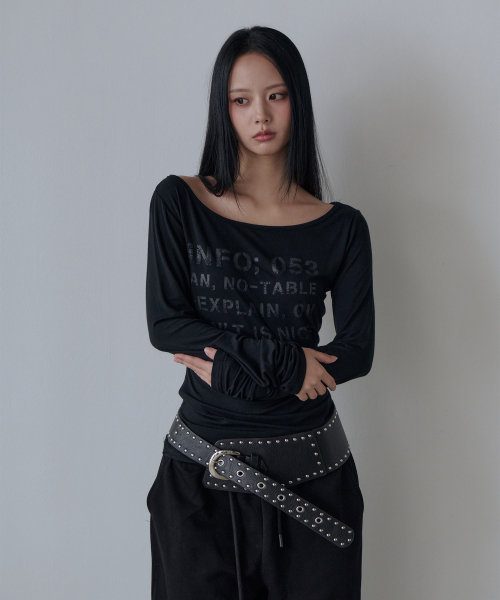 5OML(オーオーエムエル)の「ボートネック レタリング オフショルダー ロングスリーブ(ブラック)(Tシャツ/カットソー・レディース・ブラック・FREE)」の2枚目の写真