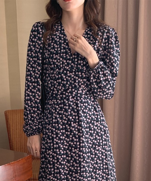 LUCPY（ラクピー）の「小花柄Vネックウエストシェイプロングワンピース（ワンピース・レディース・ブラック/ブラウン・FREE）」の4枚目の写真