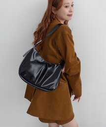 【見た目以上の収納力!】フロントタックグロスホーボーバッグ