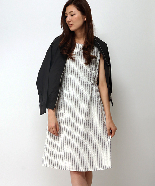 LBC（エルビーシー）の「コットンサッカーノースリワンピース         （ワンピース・レディース・オフホワイト/ネイビー・LARGE/MEDIUM）」の2枚目の写真