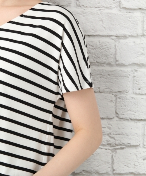 LEPSIM(レプシィム)の「ボーダーヘムラインVネックプルオーバーSS 748974(Tシャツ/カットソー・レディース・ブラック系その他/ホワイト系その他/ベージュ系その他・FREE)」の11枚目の写真