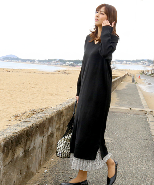 n'ee-ne(ネーネ)の「Vネックロングニットワンピース(ワンピース・レディース・ブラック/杢グレー/ベージュ/マスタード・FREE)」の2枚目の写真