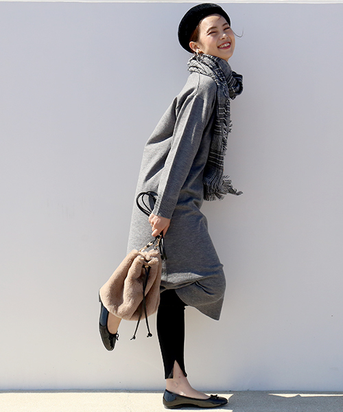 n'ee-ne(ネーネ)の「Vネックロングニットワンピース(ワンピース・レディース・ブラック/杢グレー/ベージュ/マスタード・FREE)」の5枚目の写真