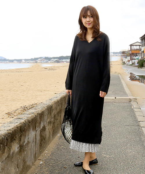 n'ee-ne(ネーネ)の「Vネックロングニットワンピース(ワンピース・レディース・ブラック/杢グレー/ベージュ/マスタード・FREE)」の9枚目の写真