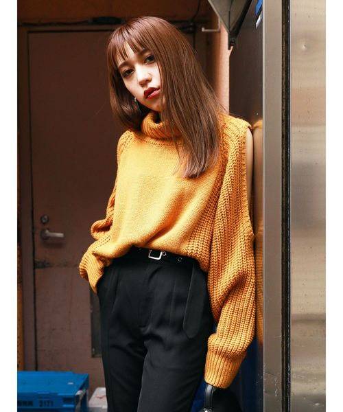 EMODA(エモダ)の「バルキーネックスキンニット(ニット/セーター・レディース・ホワイト/ブラック/マスタード/ブラウン・FREE)」の4枚目の写真