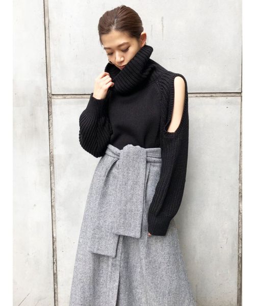 EMODA(エモダ)の「バルキーネックスキンニット(ニット/セーター・レディース・ホワイト/ブラック/マスタード/ブラウン・FREE)」の16枚目の写真