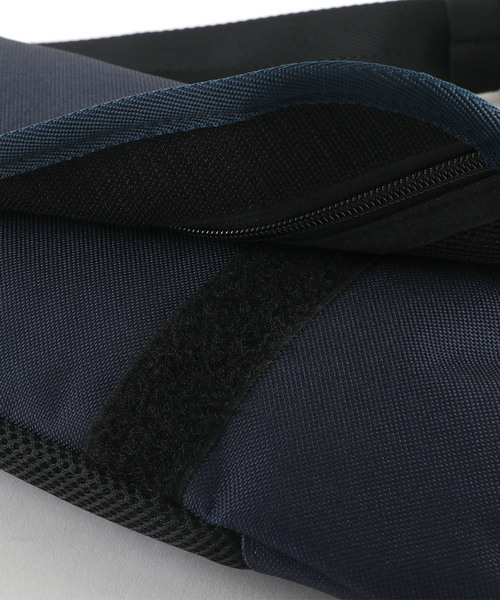 KiU（キウ）の「600Dボディバッグ（ボディバッグ/ウエストポーチ・メンズ・ネイビー/ブラック/キャメル・FREE）」の7枚目の写真