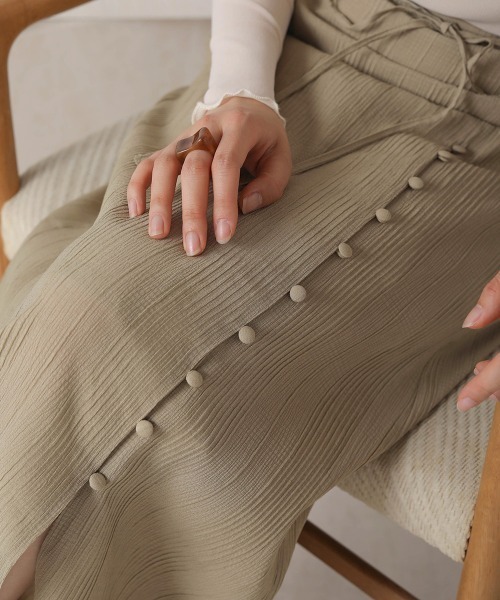 Bab(バブ)の「【WEB限定】ボタンデザインスリットロングスカート(スカート・レディース・ベージュ/アイボリー/ミント・38)」の3枚目の写真