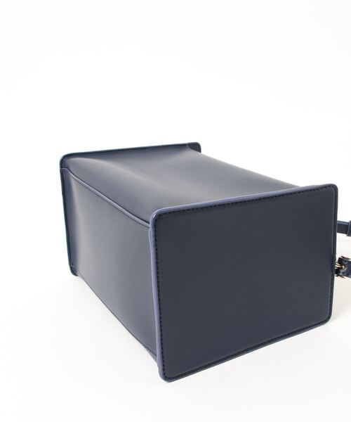 CHARLES & KEITH(チャールズ & キース)の「スローチー トップハンドルバッグ / Slouchy Top Handle Bag(ハンドバッグ・レディース・ホワイト/ネイビー/ベビーピンク・M)」の7枚目の写真