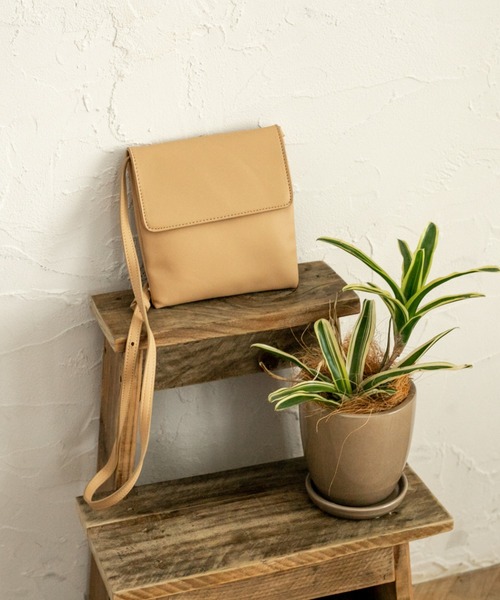 Ambre Neige（アンブルネージュ）の「スクエアフラップバック／【WEB/EC限定商品】（ショルダーバッグ・レディース・ホワイト/ベージュ/キャメル・FREE）」の2枚目の写真