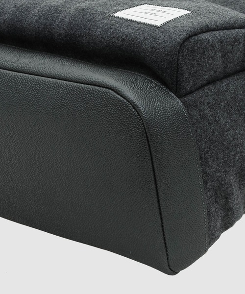 THOM BROWNE（トムブラウン）の「EASY BACKPACK W/ 4 BAR IN DOUBLE FACE MELTON - L32, H45, W8（バックパック/リュック・メンズ・ブラック/グレー・ONE SIZE）」の5枚目の写真