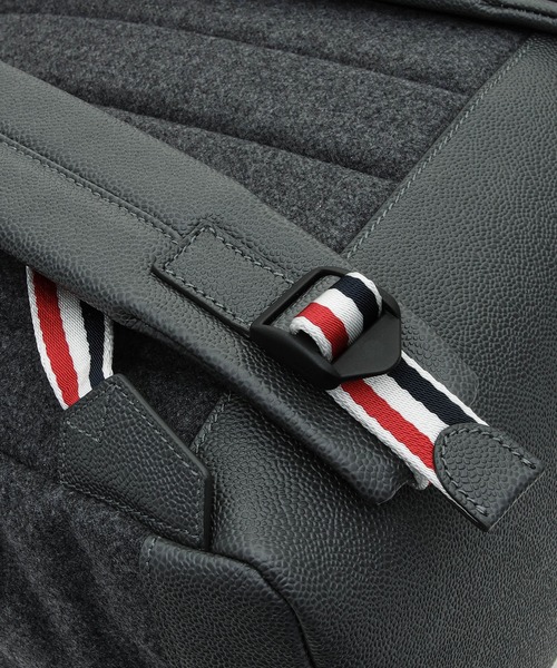 THOM BROWNE（トムブラウン）の「EASY BACKPACK W/ 4 BAR IN DOUBLE FACE MELTON - L32, H45, W8（バックパック/リュック・メンズ・ブラック/グレー・ONE SIZE）」の4枚目の写真