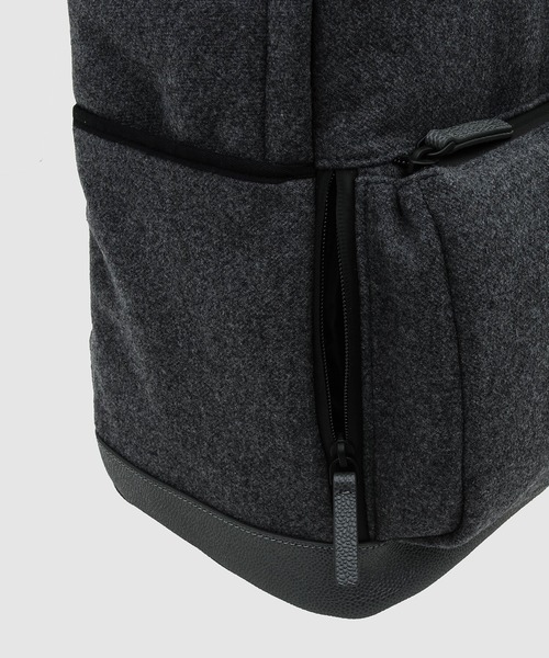 THOM BROWNE（トムブラウン）の「EASY BACKPACK W/ 4 BAR IN DOUBLE FACE MELTON - L32, H45, W8（バックパック/リュック・メンズ・ブラック/グレー・ONE SIZE）」の3枚目の写真