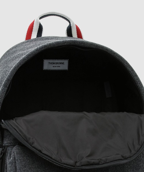 THOM BROWNE（トムブラウン）の「EASY BACKPACK W/ 4 BAR IN DOUBLE FACE MELTON - L32, H45, W8（バックパック/リュック・メンズ・ブラック/グレー・ONE SIZE）」の6枚目の写真