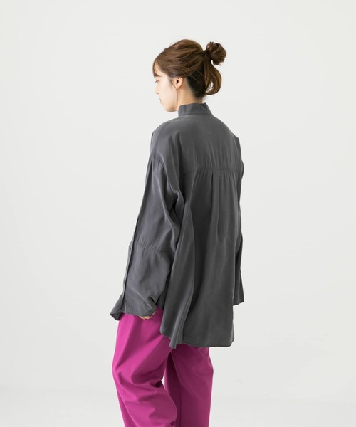 LAATO(ラート)の「HIGH NECK LANTAN BLOUSE(シャツ/ブラウス・レディース・オフホワイト/チャコールグレー・FREE)」の4枚目の写真