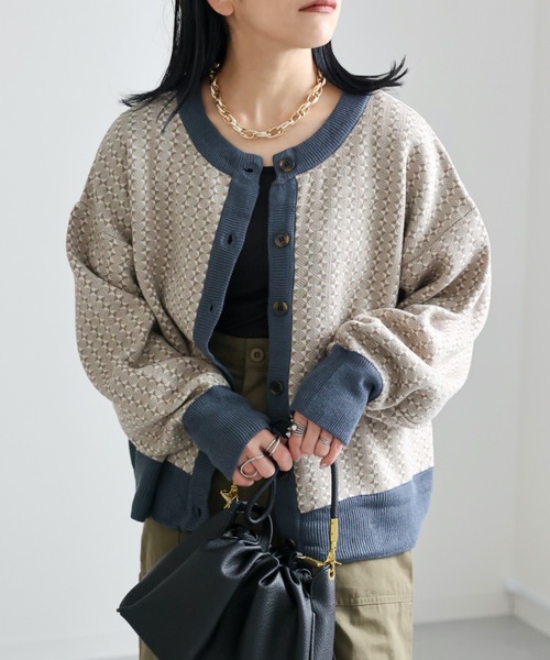 ap retro(アプレトロ)の「幾何学柄ジャガード配色リブニットカーディガン 2WAY(カーディガン/ボレロ・レディース・ブルー/ベージュ/グリーン/ブラウン・FREE)」の4枚目の写真