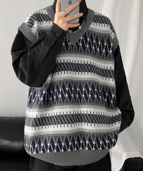 KOR(ケーオーアール)の「ノルディック柄 Vネックニットベスト(ベスト・メンズ・ネイビー/グレー・4XL/3XL/5XL/L/XL/2XL/M)」の2枚目の写真