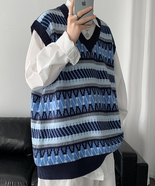 KOR(ケーオーアール)の「ノルディック柄 Vネックニットベスト(ベスト・メンズ・ネイビー/グレー・4XL/3XL/5XL/L/XL/2XL/M)」の4枚目の写真