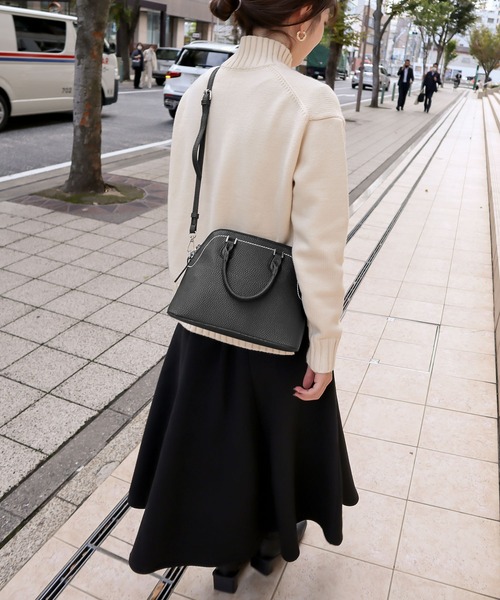 KOBE LETTUCE（コウベレタス）の「ショルダーストラップ付き2waｙステッチブガッティバッグ（ハンドバッグ・レディース・ブラック/マスタード/グレイッシュベージュ/ホワイト系/ブラウン・FREE）」の11枚目の写真