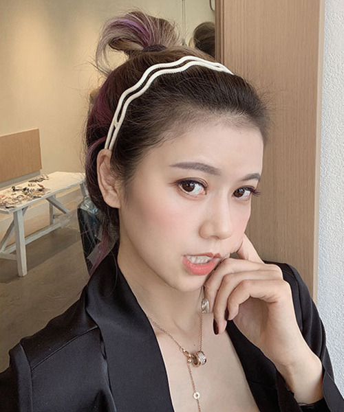 c.u.l(シーユーエル)の「【c.u.l】ダブルウエーブカチューシャ cula335(カチューシャ・レディース・ホワイト/ピンクベージュ/ブラウン/ブラック/グリーン/グレー/ボルドー・FREE)」の2枚目の写真