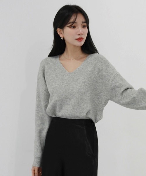by muni:r（バイ ムニール）の「デイリーアイテムVネックニット（ニット/セーター・レディース・ブラック/グレー/ピンク/アイボリー・FREE）」の3枚目の写真