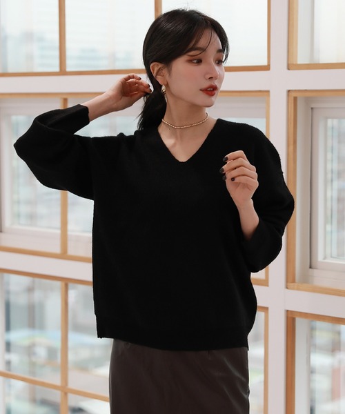 by muni:r（バイ ムニール）の「デイリーアイテムVネックニット（ニット/セーター・レディース・ブラック/グレー/ピンク/アイボリー・FREE）」の2枚目の写真