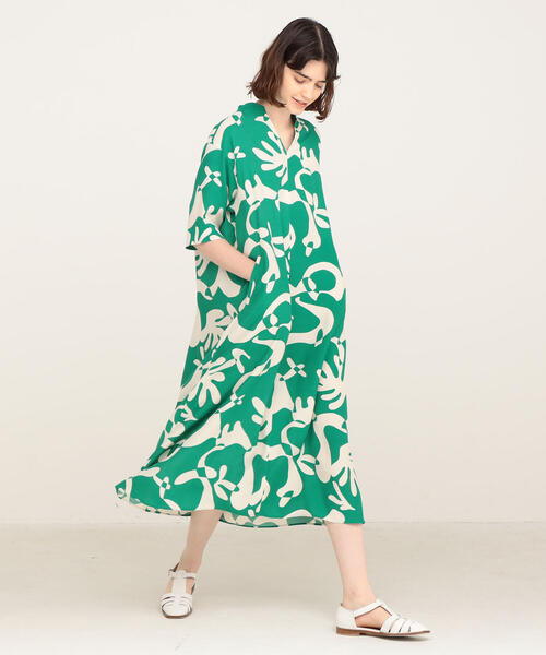 TOMORROWLAND （トゥモローランド）の「ウェイビープリント フレアワンピース（ワンピース・レディース・レッド系その他/グリーン系その他2・36/34）」の2枚目の写真