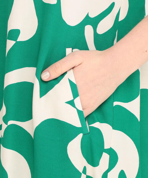 TOMORROWLAND （トゥモローランド）の「ウェイビープリント フレアワンピース（ワンピース・レディース・レッド系その他/グリーン系その他2・36/34）」の4枚目の写真