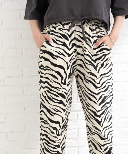 Cutie Blonde(キューティーブロンド)の「◆【S-LL】デニムシェフパンツ(デニムパンツ・レディース・サックスブルー/ブルー系2/グリーン/ネイビー/オリーブ/アイボリー系3/ダークグリーン/ブラック/サンドベージュ/アイボリー系4・03/04/02/01)」の4枚目の写真