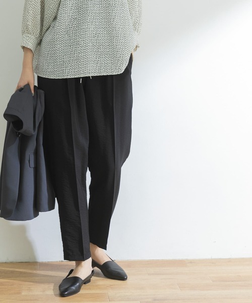 URBAN RESEARCH（アーバンリサーチ）の「ポプリンドロストテーパードパンツ（その他パンツ・レディース・ブラック/ベージュ/グリーン系その他・38/36/34）」の4枚目の写真