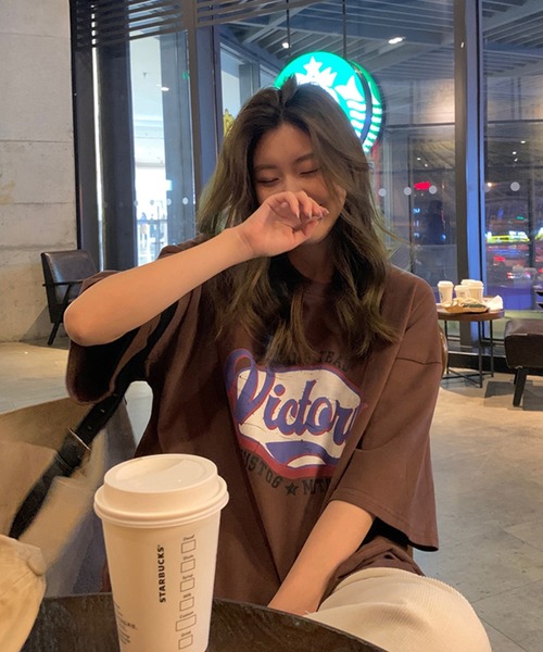 VitaFelice(ヴィータフェリーチェ)の「ロゴ オーバーサイズTシャツ(Tシャツ/カットソー・レディース・グレー/ブラウン/ホワイト・FREE)」の3枚目の写真