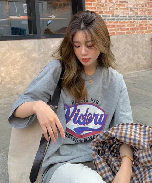 VitaFelice(ヴィータフェリーチェ)の「ロゴ オーバーサイズTシャツ(Tシャツ/カットソー・レディース・グレー/ブラウン/ホワイト・FREE)」の2枚目の写真