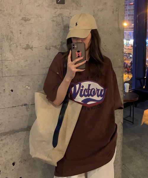 VitaFelice(ヴィータフェリーチェ)の「ロゴ オーバーサイズTシャツ(Tシャツ/カットソー・レディース・グレー/ブラウン/ホワイト・FREE)」の6枚目の写真