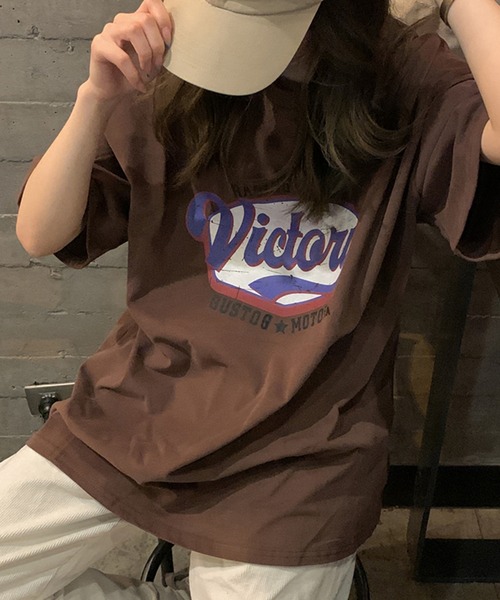 VitaFelice(ヴィータフェリーチェ)の「ロゴ オーバーサイズTシャツ(Tシャツ/カットソー・レディース・グレー/ブラウン/ホワイト・FREE)」の7枚目の写真