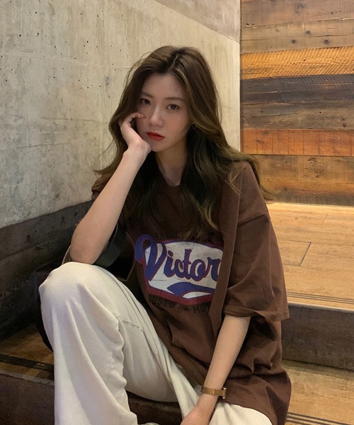 VitaFelice(ヴィータフェリーチェ)の「ロゴ オーバーサイズTシャツ(Tシャツ/カットソー・レディース・グレー/ブラウン/ホワイト・FREE)」の8枚目の写真