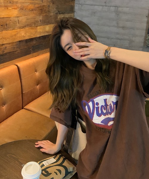VitaFelice(ヴィータフェリーチェ)の「ロゴ オーバーサイズTシャツ(Tシャツ/カットソー・レディース・グレー/ブラウン/ホワイト・FREE)」の10枚目の写真