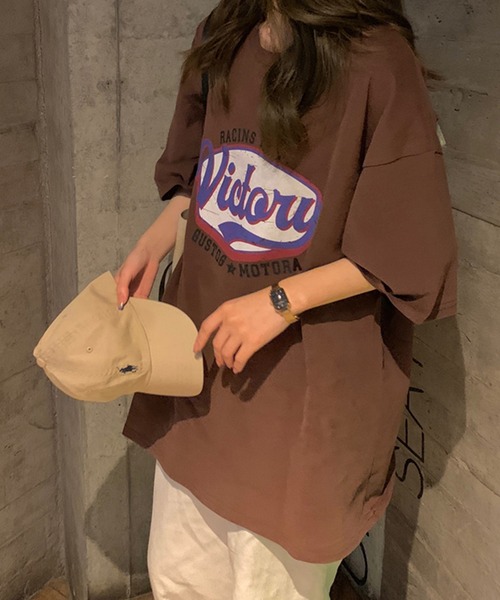 VitaFelice(ヴィータフェリーチェ)の「ロゴ オーバーサイズTシャツ(Tシャツ/カットソー・レディース・グレー/ブラウン/ホワイト・FREE)」の11枚目の写真