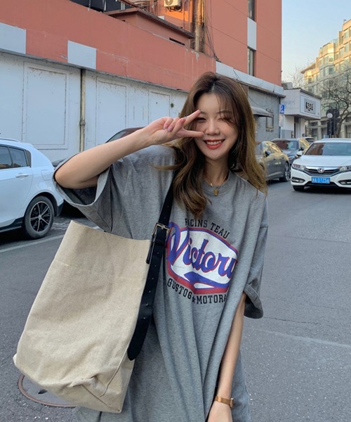 VitaFelice(ヴィータフェリーチェ)の「ロゴ オーバーサイズTシャツ(Tシャツ/カットソー・レディース・グレー/ブラウン/ホワイト・FREE)」の13枚目の写真