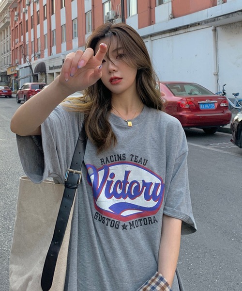 VitaFelice(ヴィータフェリーチェ)の「ロゴ オーバーサイズTシャツ(Tシャツ/カットソー・レディース・グレー/ブラウン/ホワイト・FREE)」の14枚目の写真