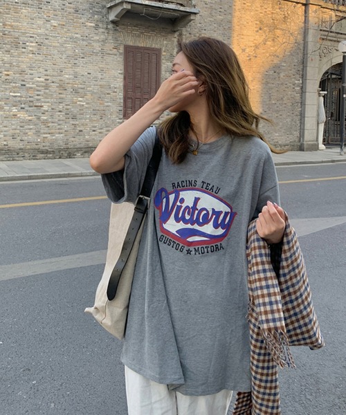 VitaFelice(ヴィータフェリーチェ)の「ロゴ オーバーサイズTシャツ(Tシャツ/カットソー・レディース・グレー/ブラウン/ホワイト・FREE)」の15枚目の写真