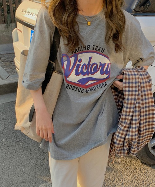 VitaFelice(ヴィータフェリーチェ)の「ロゴ オーバーサイズTシャツ(Tシャツ/カットソー・レディース・グレー/ブラウン/ホワイト・FREE)」の17枚目の写真