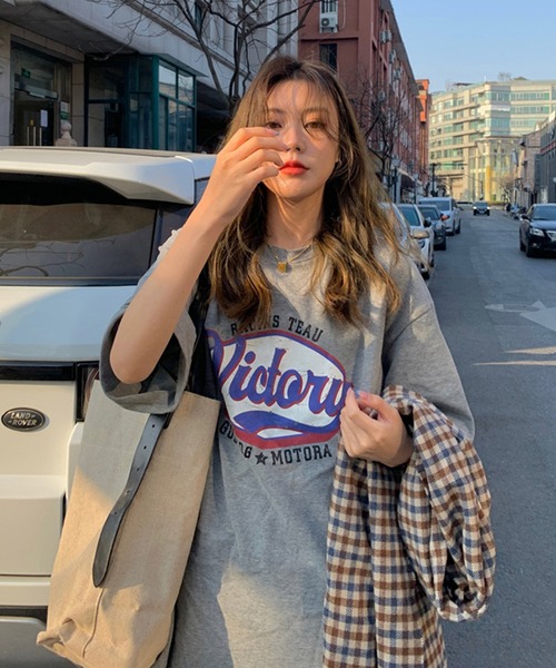 VitaFelice(ヴィータフェリーチェ)の「ロゴ オーバーサイズTシャツ(Tシャツ/カットソー・レディース・グレー/ブラウン/ホワイト・FREE)」の18枚目の写真