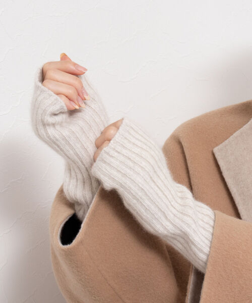 NOLLEY’S（ノーリーズ）の「ウォッシャブルヘアリーニットアームウォーマー（手袋・レディース・ライトグレー/ベージュ/イエロー/ベビーピンク・FREE）」の3枚目の写真