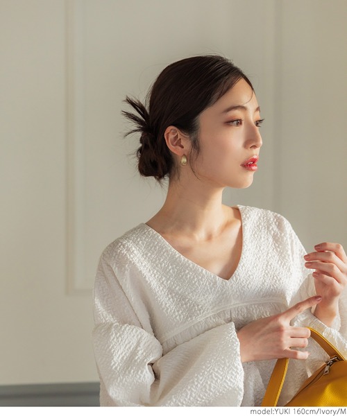 coca(coca)(コカ)の「エンボスVネックティアードブラウス(シャツ/ブラウス・レディース・アイボリー/ブラック・M/L)」の20枚目の写真