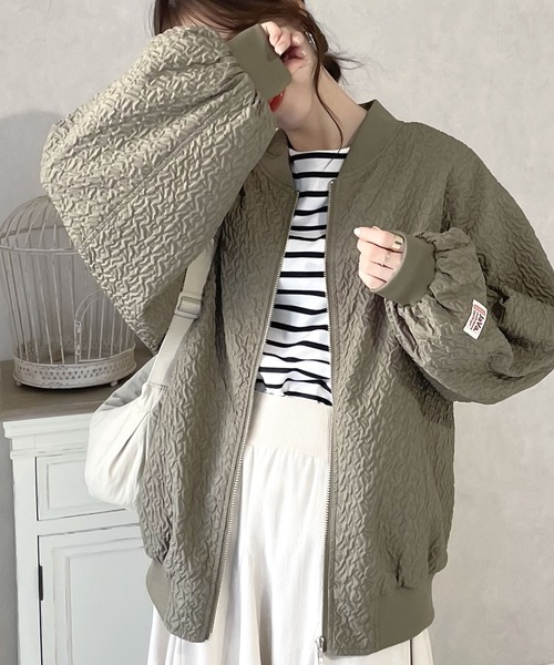 Java(ジャバ)の「《JaVaジャバ コラボ》大人の上品。エンボス加工ジップブルゾン(ブルゾン・レディース・ホワイト系その他/ブラック/グレイッシュベージュ/カーキ・LARGE/MEDIUM/SMALL/X-LARGE)」の4枚目の写真