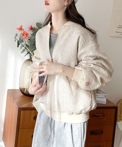 Java(ジャバ)の「《JaVaジャバ コラボ》大人の上品。エンボス加工ジップブルゾン(ブルゾン・レディース・ホワイト系その他/ブラック/グレイッシュベージュ/カーキ・LARGE/MEDIUM/SMALL/X-LARGE)」の6枚目の写真