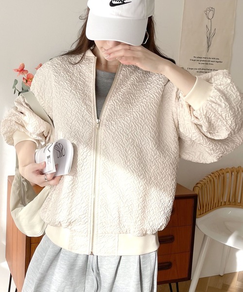 Java(ジャバ)の「《JaVaジャバ コラボ》大人の上品。エンボス加工ジップブルゾン(ブルゾン・レディース・ホワイト系その他/ブラック/グレイッシュベージュ/カーキ・LARGE/MEDIUM/SMALL/X-LARGE)」の5枚目の写真