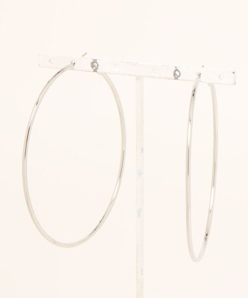 Fun & Daily(ファンアンドデイリー)の「F&D : 8cm ラージフープピアス(ピアス(両耳用)・レディース・シルバー/ゴールド/ブラック・FREE)」の7枚目の写真