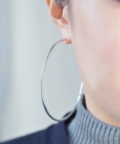 Fun & Daily(ファンアンドデイリー)の「F&D : 8cm ラージフープピアス(ピアス(両耳用)・レディース・シルバー/ゴールド/ブラック・FREE)」の6枚目の写真
